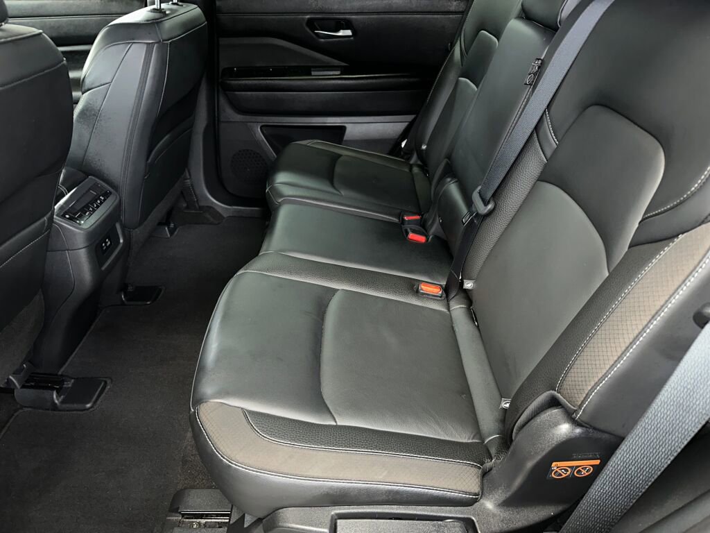 Used 2023 Nissan Pathfinder SL image 16