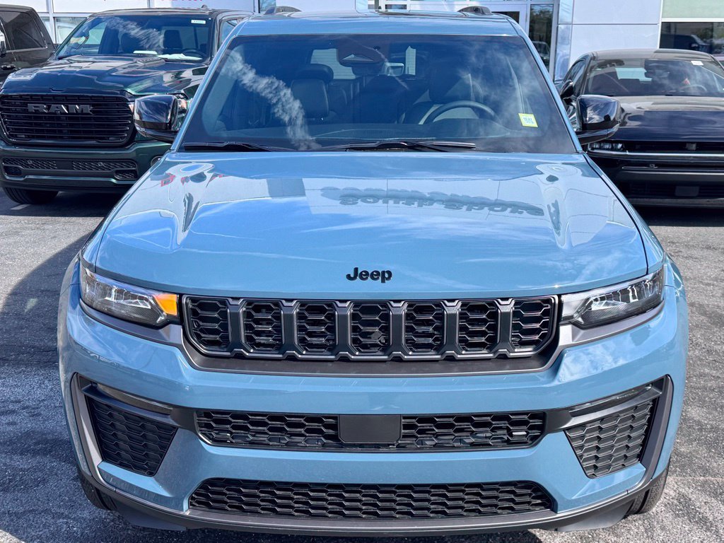New 2026 Jeep Grand Cherokee Limited w/ Limited Altitude Package AWD/4WD image 2