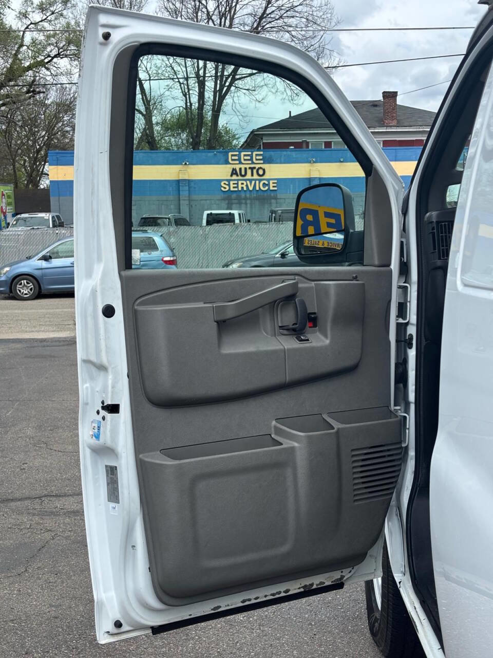 Used 2019 Chevrolet Express 2500 w/ Driver Convenience Package image 9