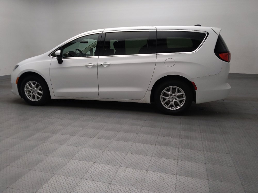 Used 2022 Chrysler Voyager LX image 3