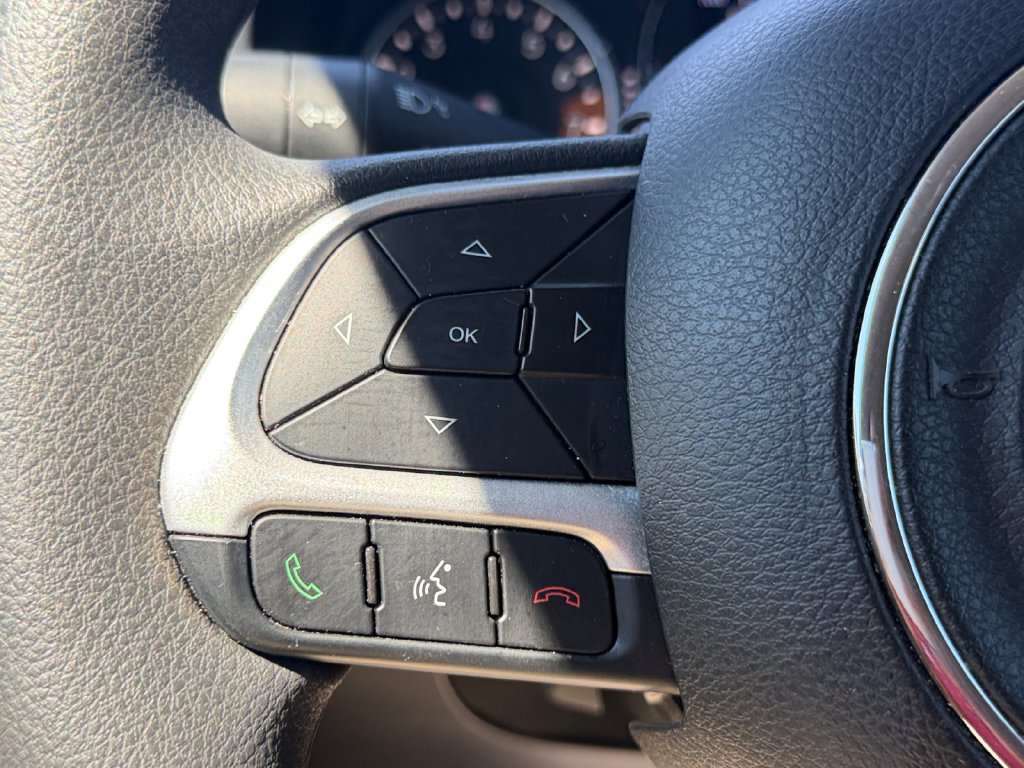 Used 2023 Jeep Renegade Latitude AWD/4WD image 29