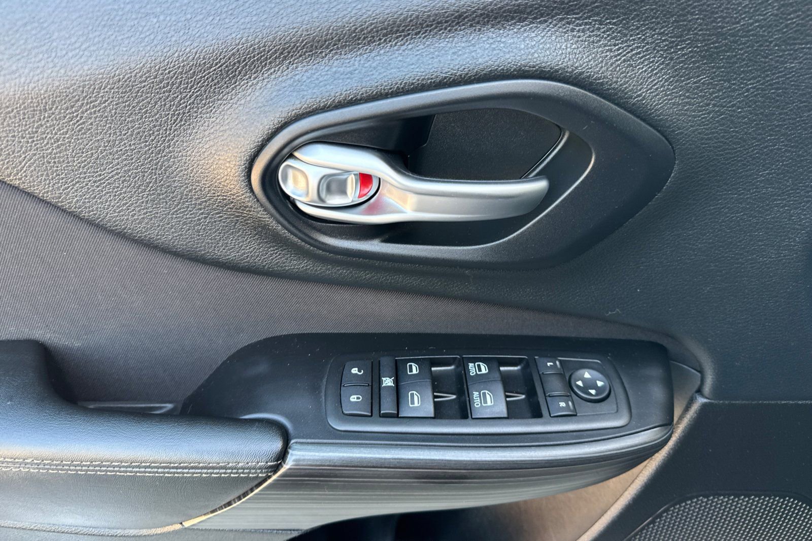 Used 2015 Jeep Cherokee Latitude w/ Comfort/Convenience Group image 10