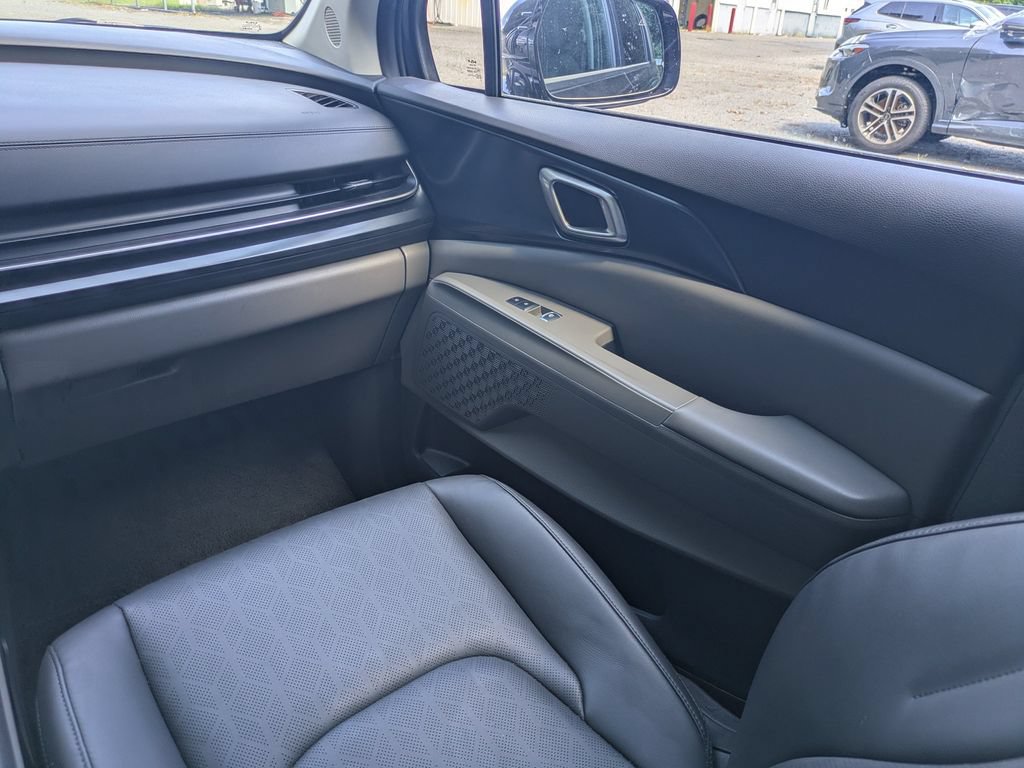 Used 2026 Kia Carnival LXS FWD image 17
