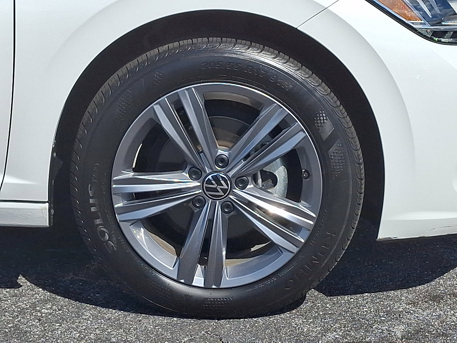 Used 2024 Volkswagen Jetta SE w/ Panoramic Sunroof Package image 9