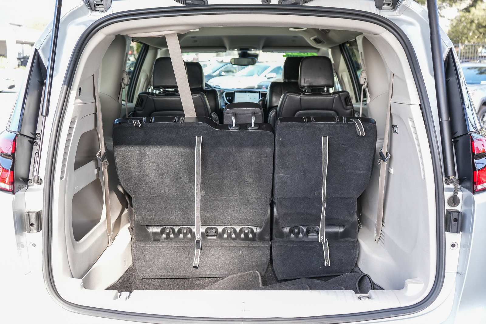 Used 2024 Chrysler Pacifica Touring-L image 26