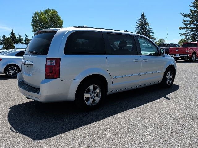 Used 2008 Dodge Grand Caravan SXT w/ Entertainment Group 2 FWD image 2