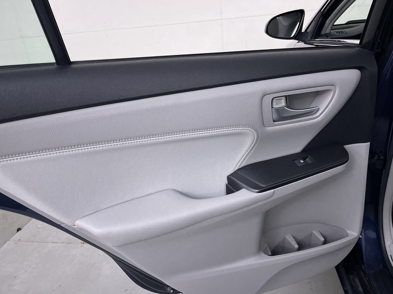 Used 2017 Toyota Camry XLE w/ Moonroof Package FWD image 21