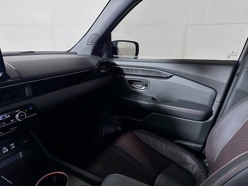 Used 2025 Honda Pilot Black Edition image 25