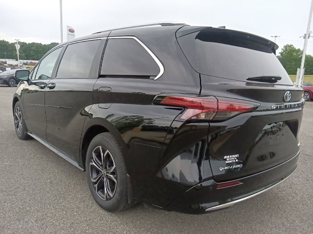 Used 2025 Toyota Sienna Platinum AWD/4WD image 5