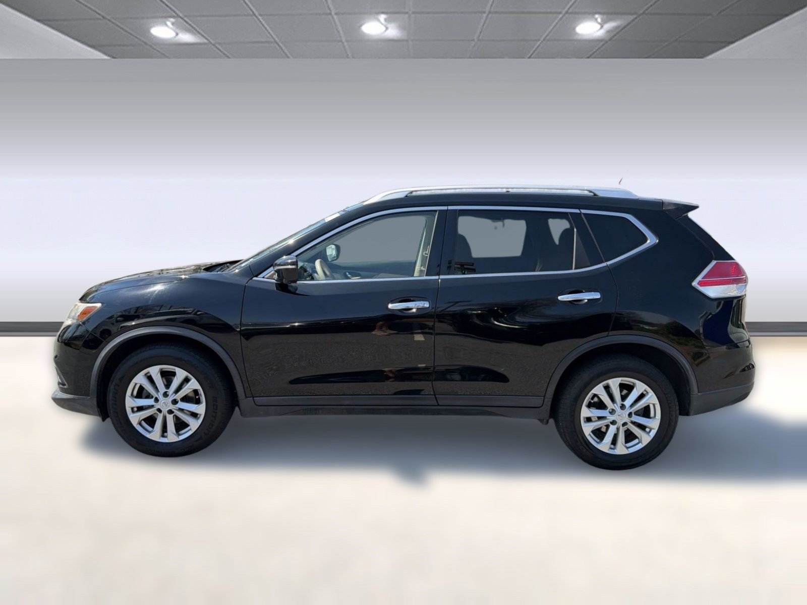 Used 2015 Nissan Rogue SV w/ SV Premium Package image 2