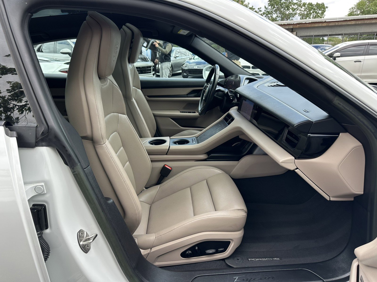 Used 2022 Porsche Taycan image 19