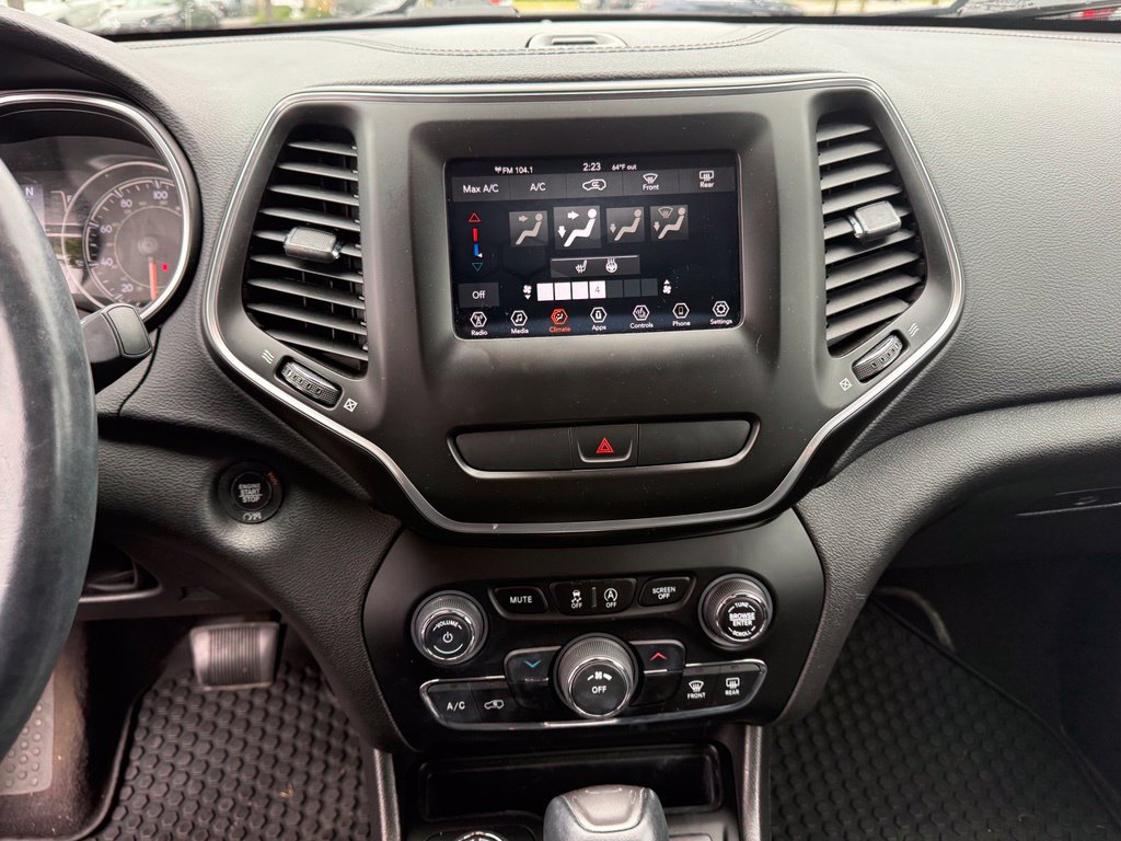 Used 2019 Jeep Cherokee Latitude Plus w/ Cold Weather Group AWD/4WD image 12