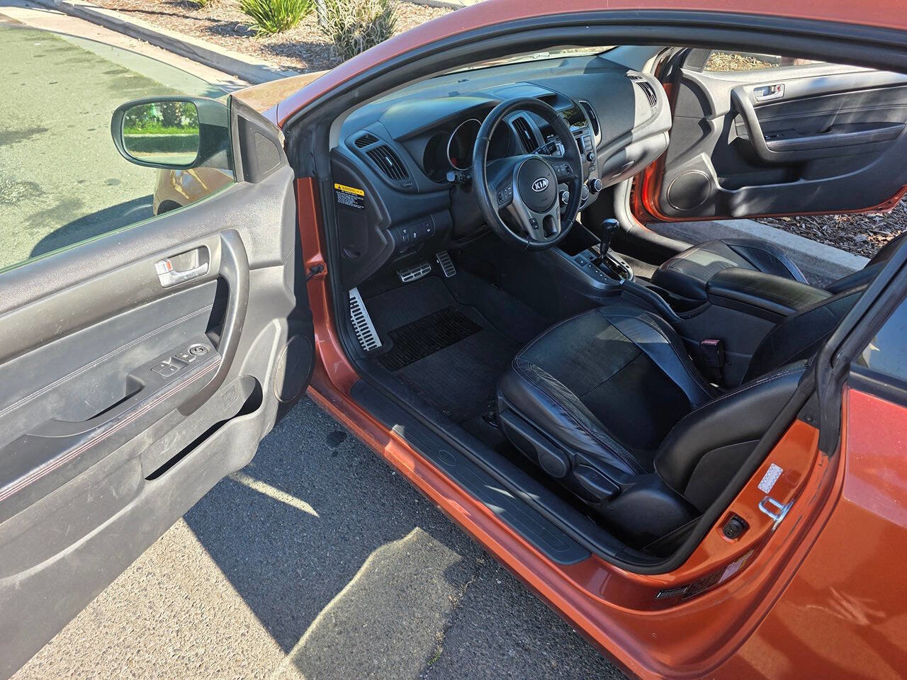 Used 2010 Kia Forte Koup SX w/ Leather Pkg FWD image 9