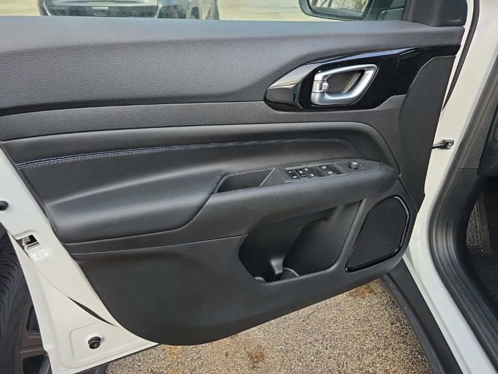 New 2026 Jeep Compass Latitude image 9