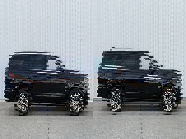 Used 2025 Lincoln Navigator Reserve image 3