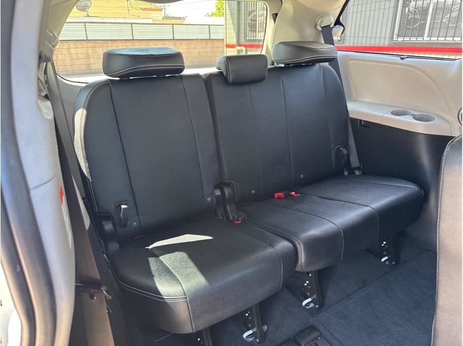 Used 2015 Toyota Sienna SE w/ SE Preferred Package FWD image 24