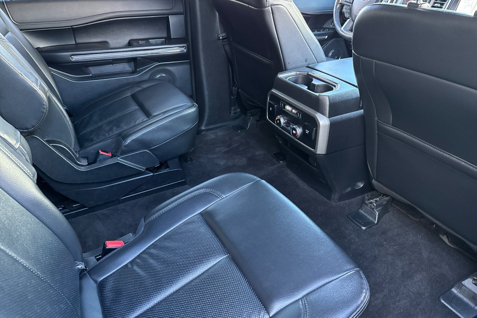 Used 2020 Ford Expedition XLT w/ Equipment Group 202A AWD/4WD image 32