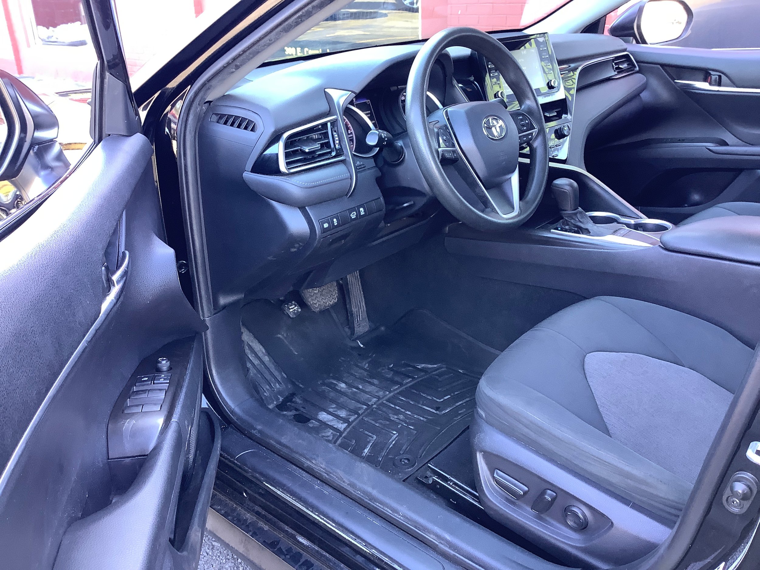 Used 2022 Toyota Camry LE FWD image 11