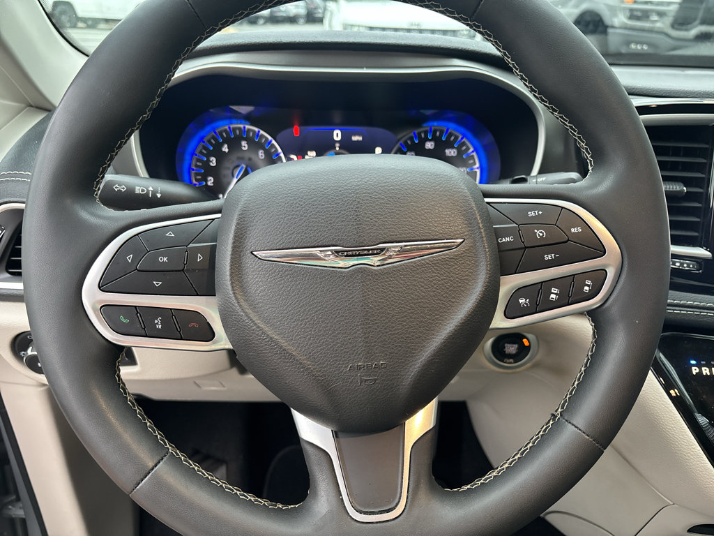 Used 2023 Chrysler Pacifica Touring-L FWD image 10