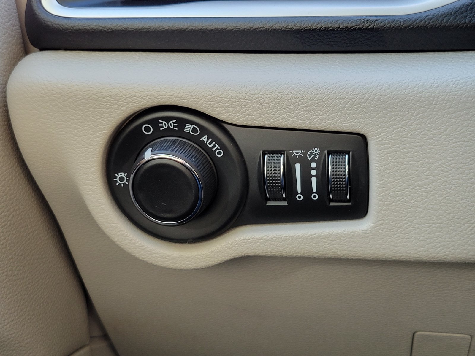 Used 2024 Chrysler Voyager LX FWD image 15