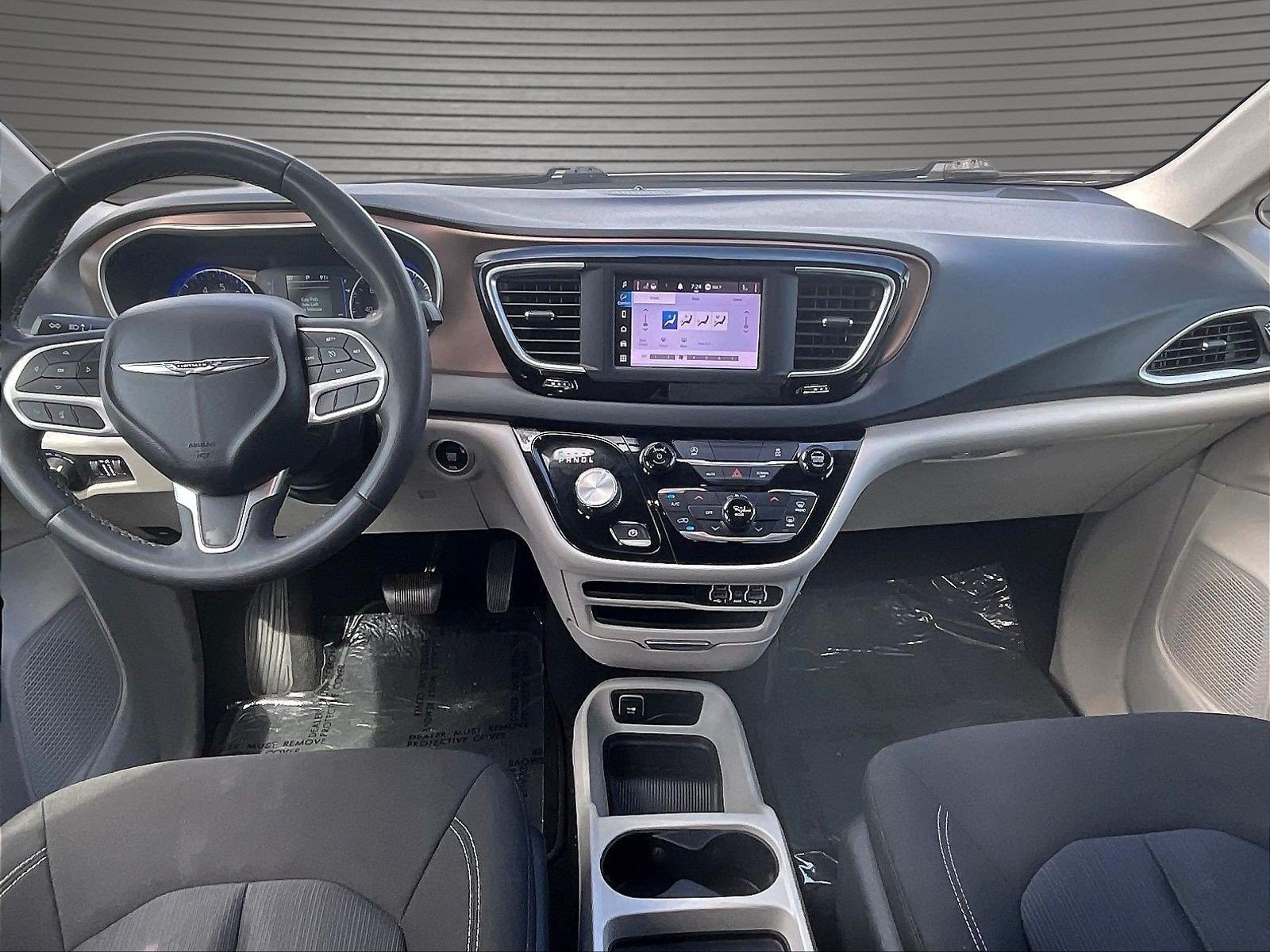 Used 2022 Chrysler Voyager LX FWD image 9