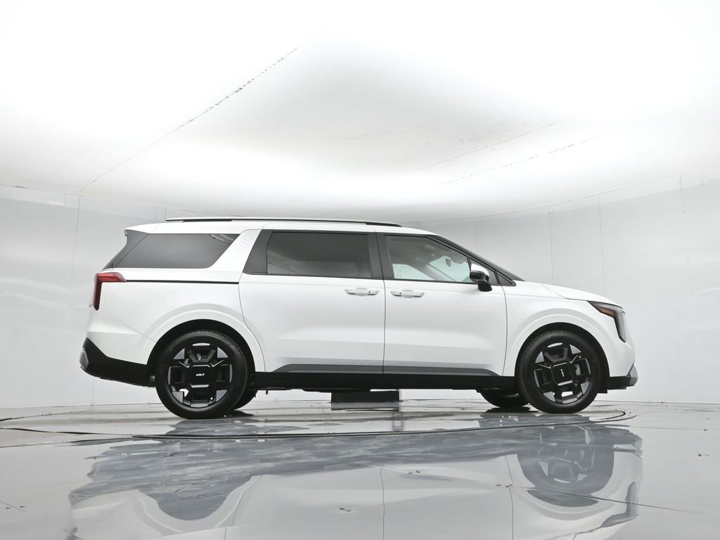 Used 2025 Kia Carnival EX image 8