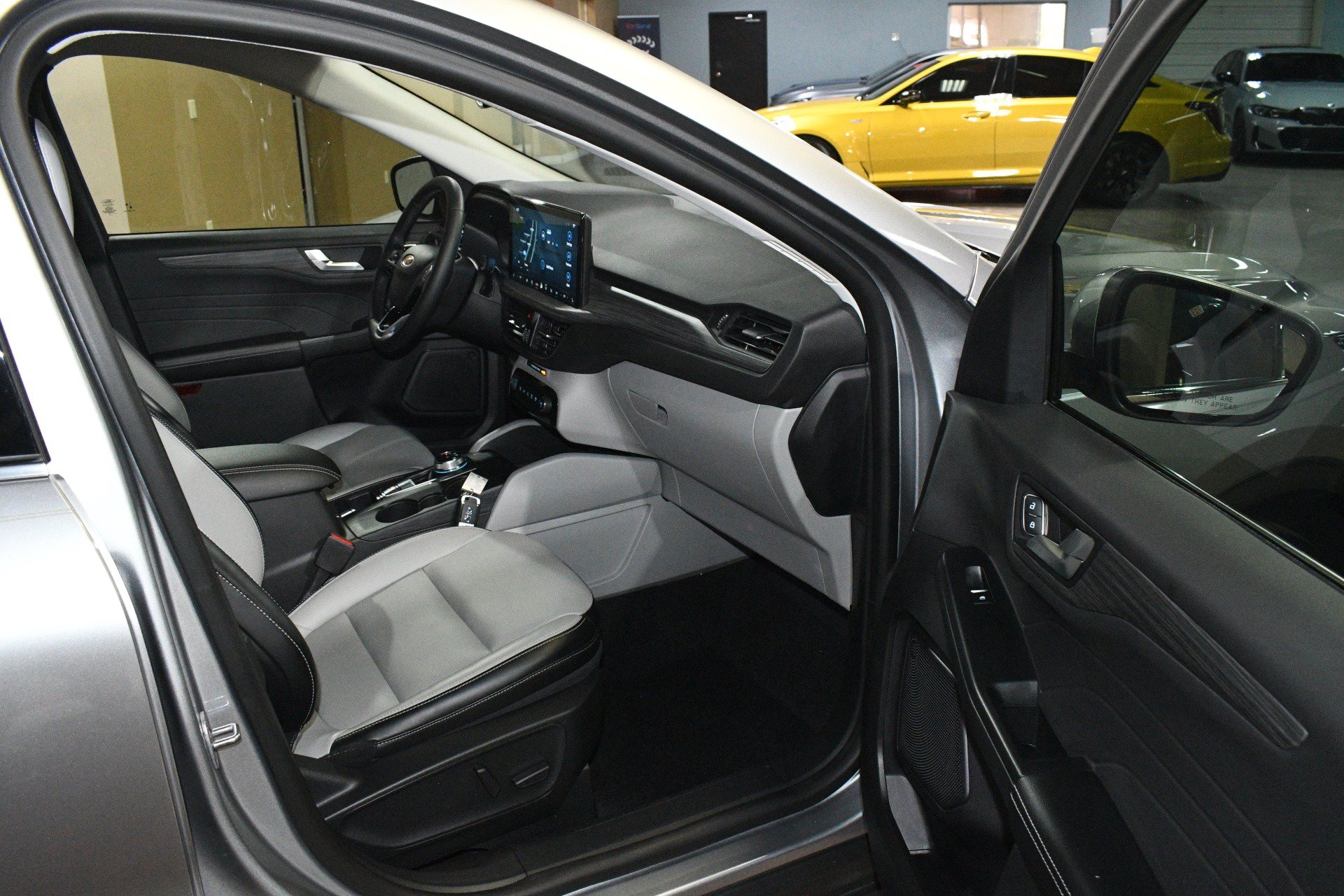 Used 2024 Ford Escape Platinum AWD/4WD image 48