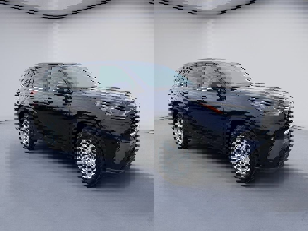 Used 2025 Toyota Highlander LE image 7