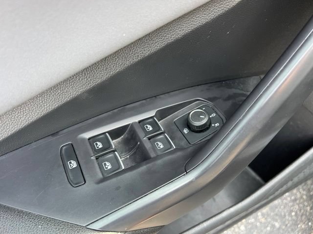 Used 2025 Volkswagen Jetta SE FWD image 26