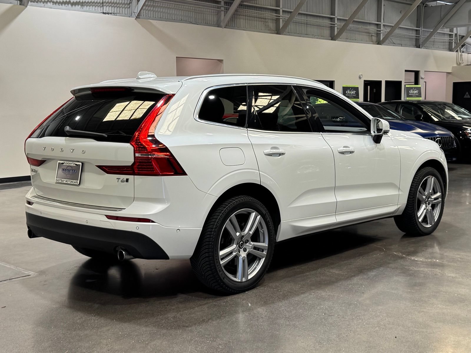 Used 2018 Volvo XC60 T6 Momentum w/ Convenience Package AWD/4WD image 16