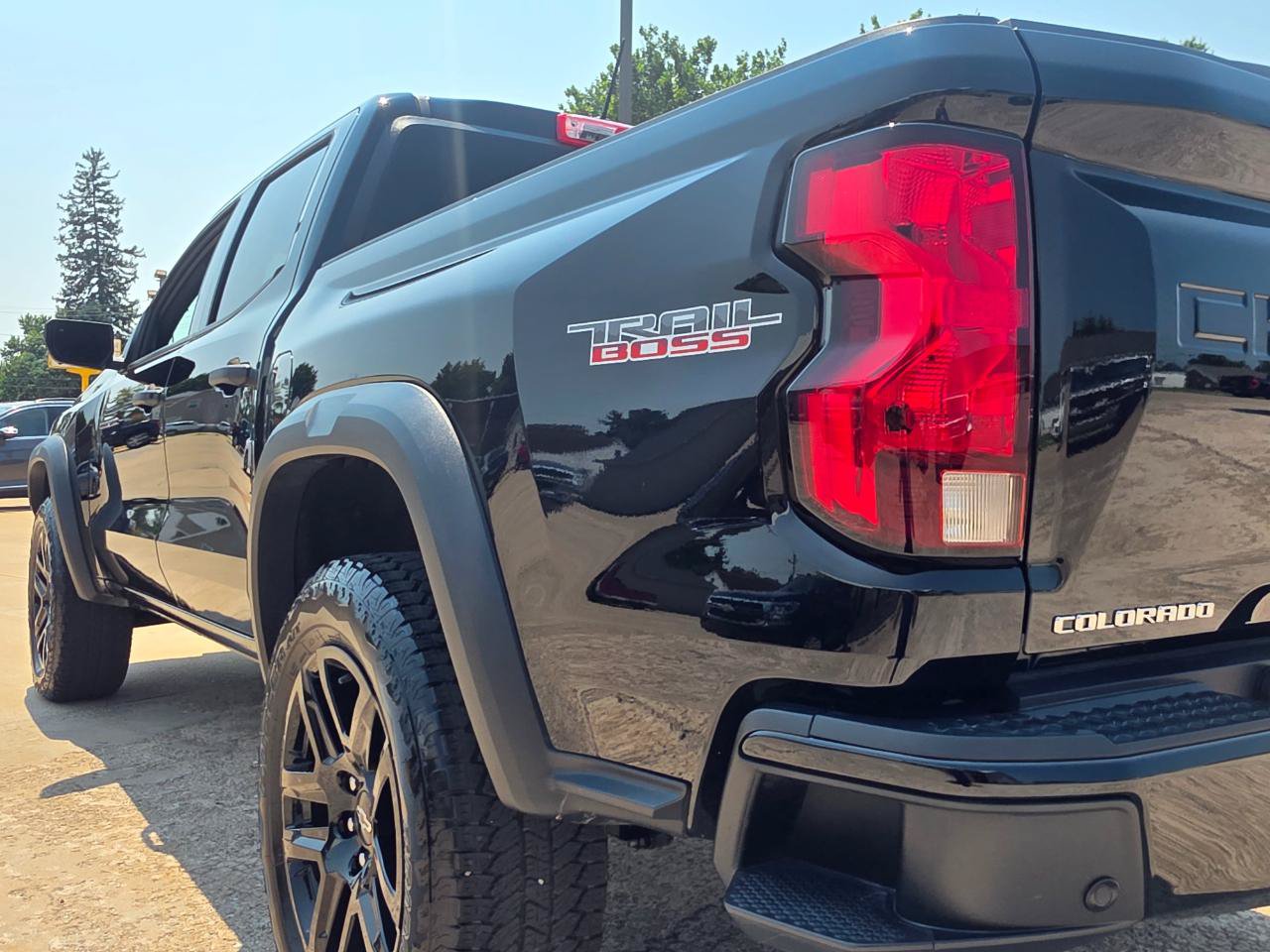 Used 2025 Chevrolet Colorado Trail Boss AWD/4WD image 17