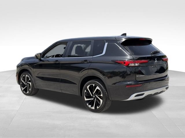 Used 2023 Mitsubishi Outlander SE FWD image 3