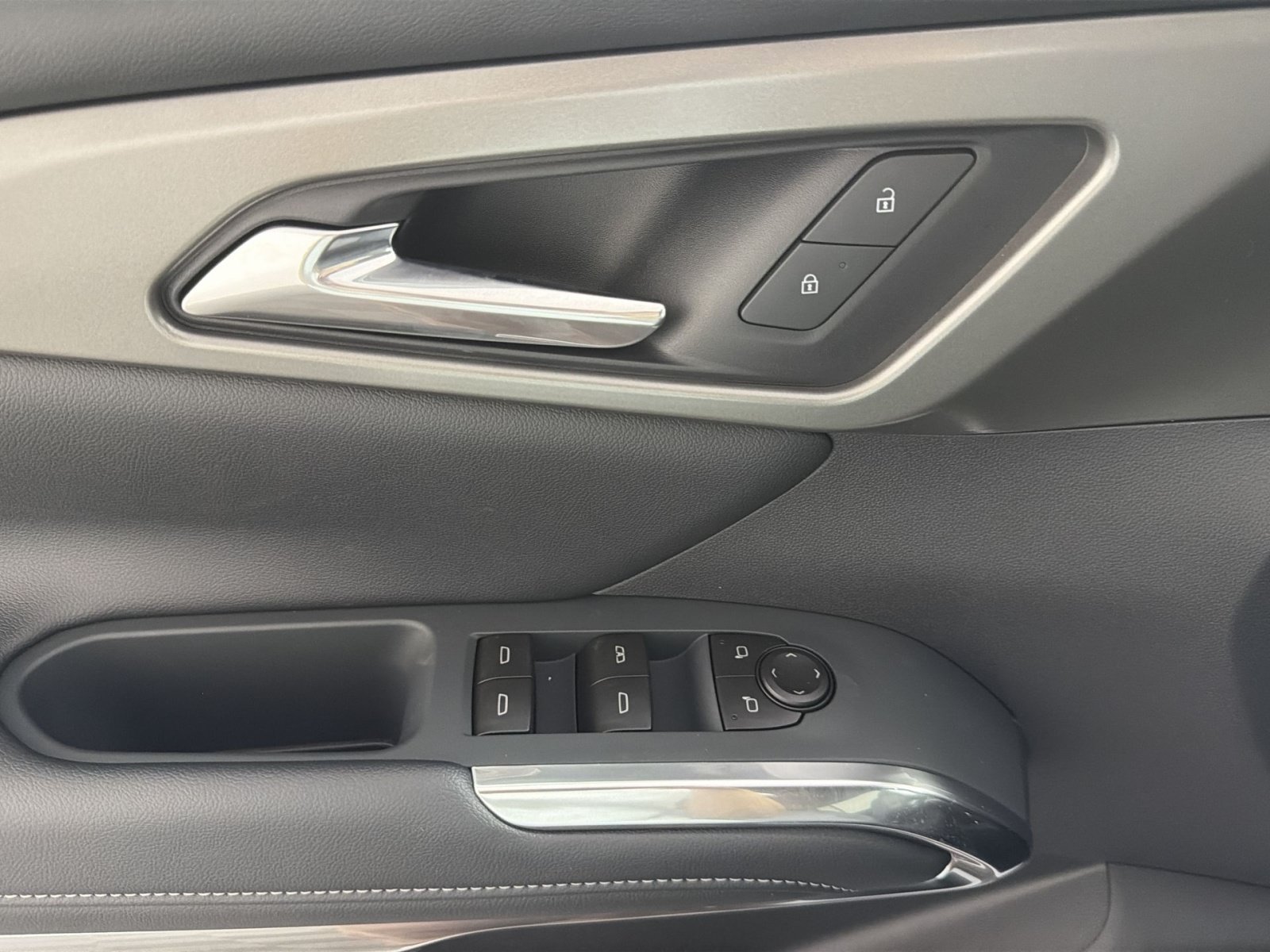 New 2027 Chevrolet Traverse LT FWD image 15