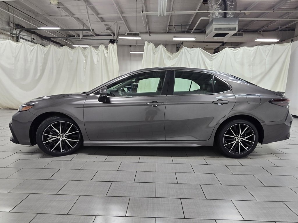 Used 2024 Toyota Camry SE image 11