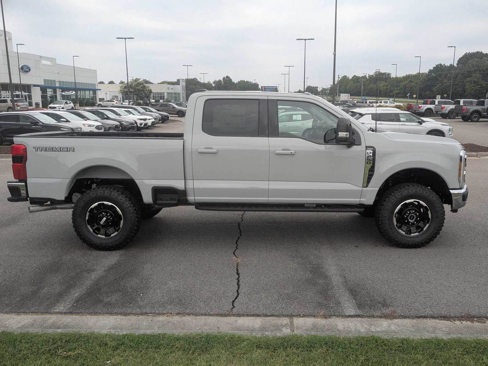 New 2026 Ford F250 Lariat w/ Tremor Off-Road Package AWD/4WD image 2