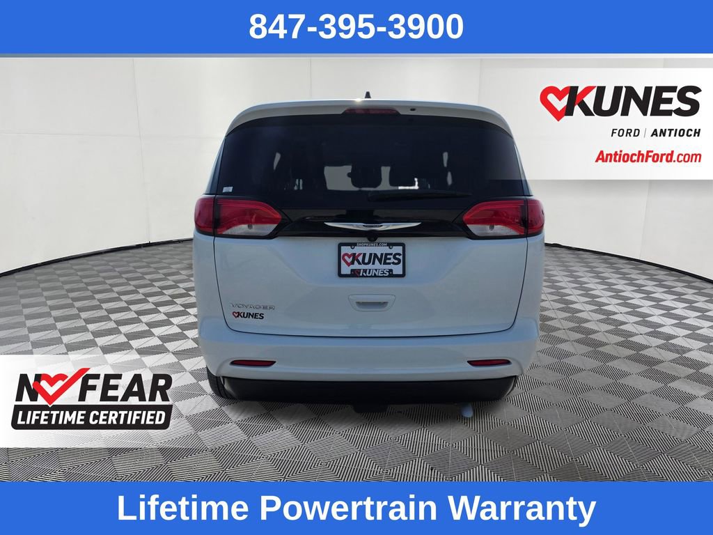 Used 2023 Chrysler Voyager LX image 6