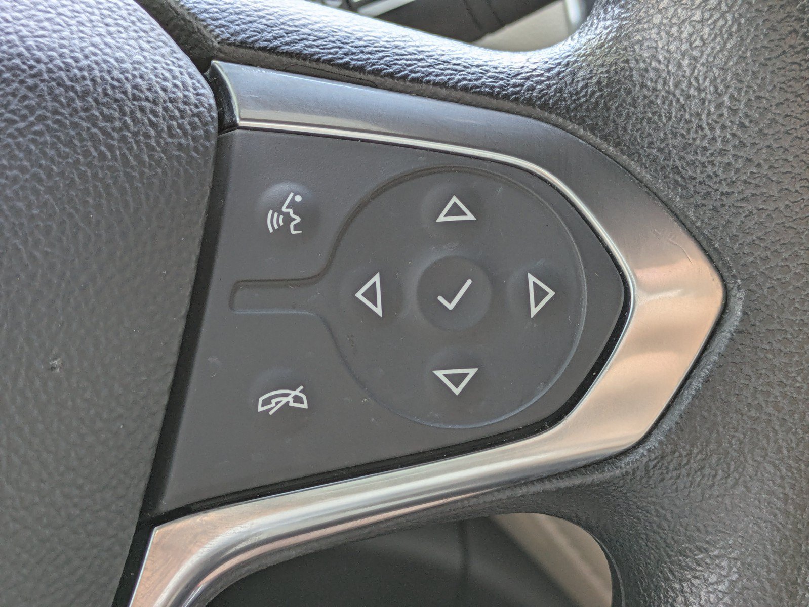 Used 2023 Chevrolet Traverse LS FWD image 19