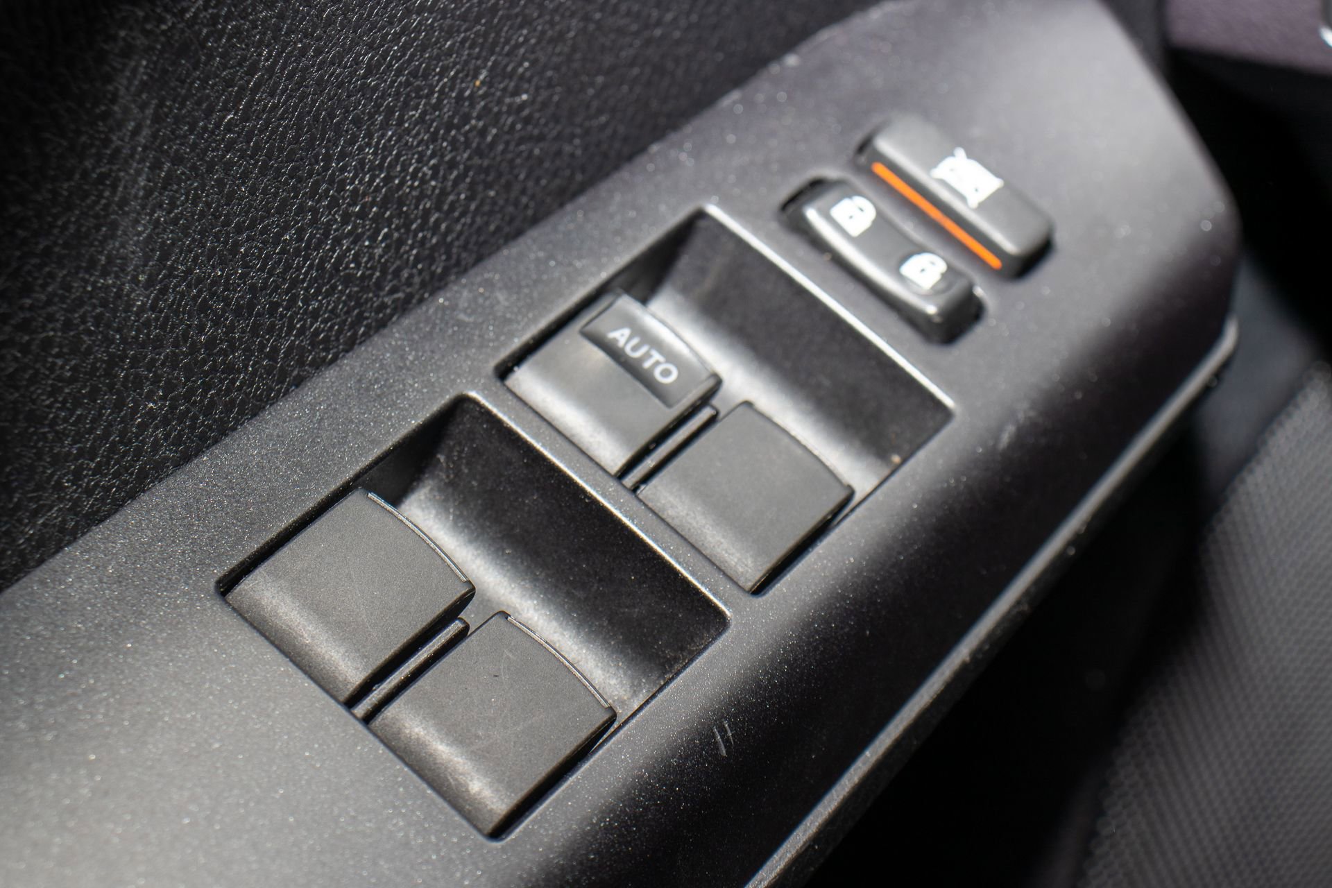 Used 2018 Toyota RAV4 LE image 24