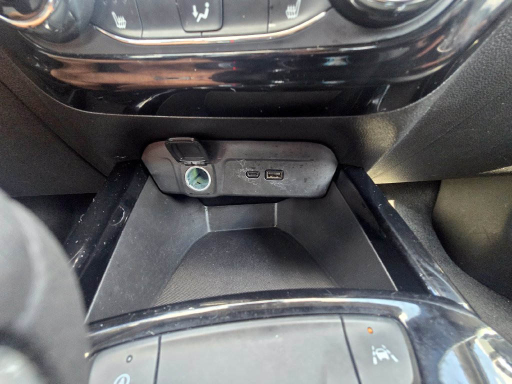 Used 2025 Chevrolet Trax LT w/ LT Convenience Package FWD image 32