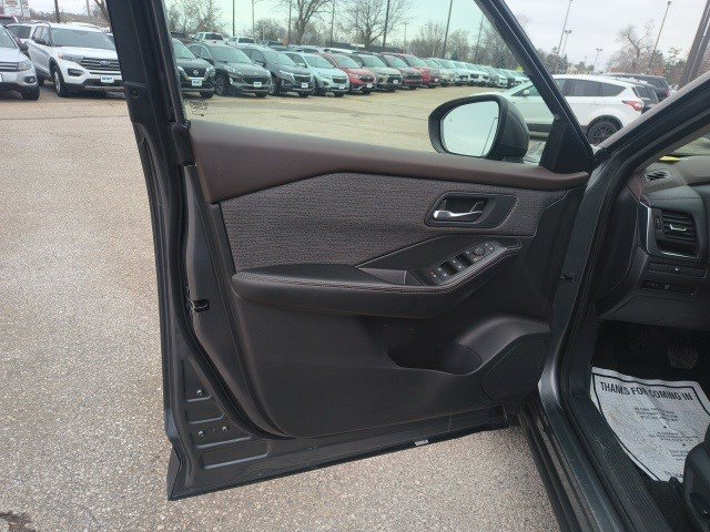 Used 2023 Nissan Rogue SV image 10