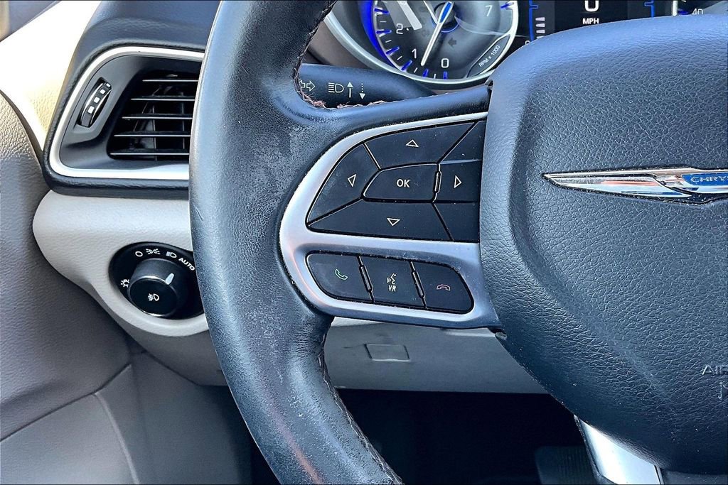 Used 2018 Chrysler Pacifica Touring-L image 6