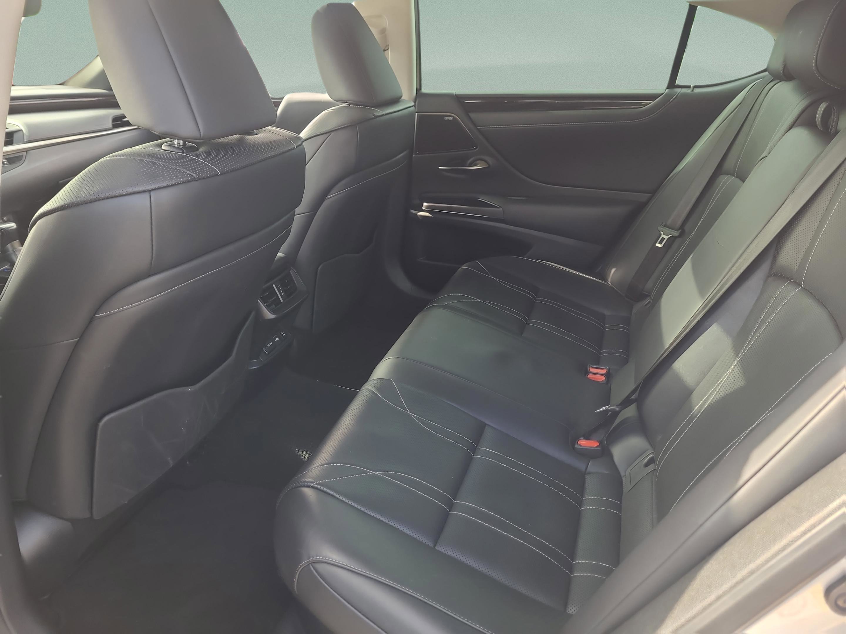 Used 2019 Lexus ES 300h w/ Accessory Package 2 image 11