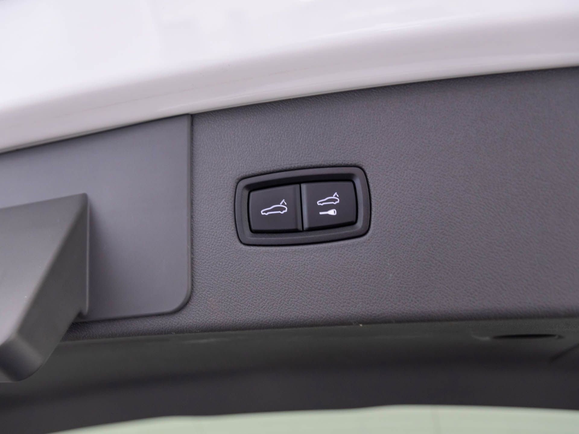 Certified 2022 Porsche Cayenne Platinum Edition image 35