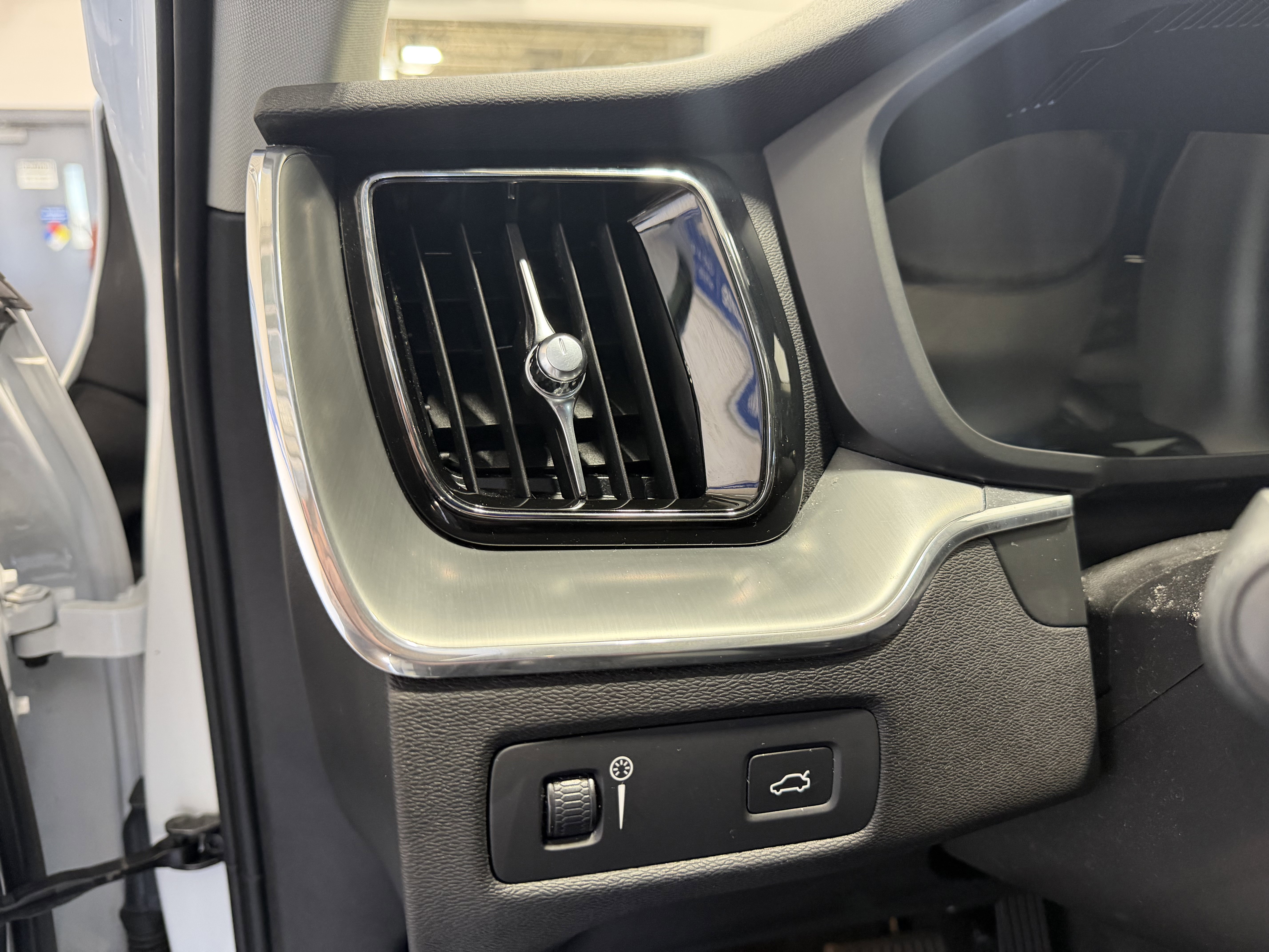 Used 2019 Volvo XC60 T5 Momentum w/ Multimedia Package image 12
