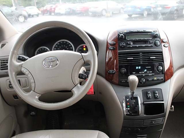Used 2004 Toyota Sienna XLE w/ XLE Pkg 16 FWD image 11