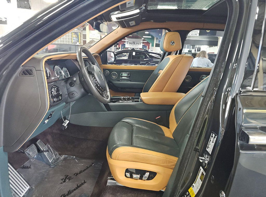 Used 2022 Rolls-Royce Cullinan Black Badge w/ Dark Exterior Package AWD/4WD image 4