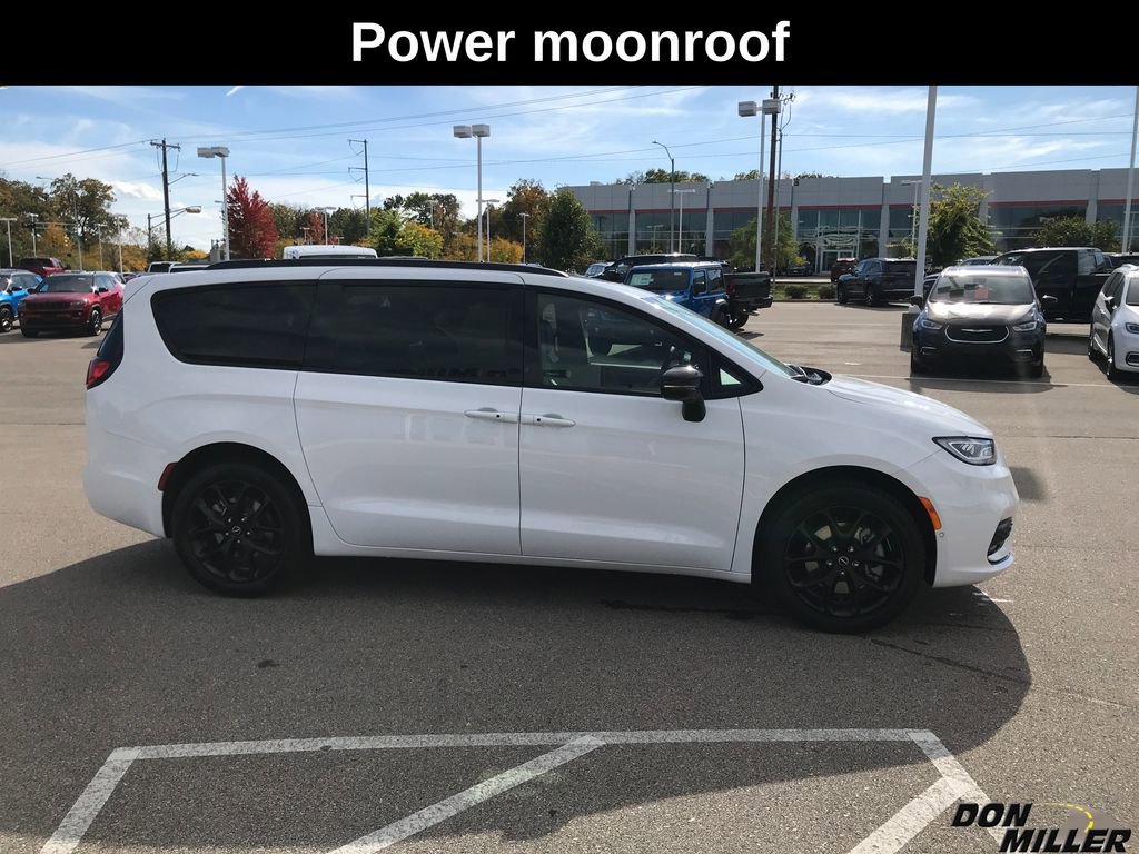 New 2026 Chrysler Pacifica Limited w/ S Appearance Package image 4