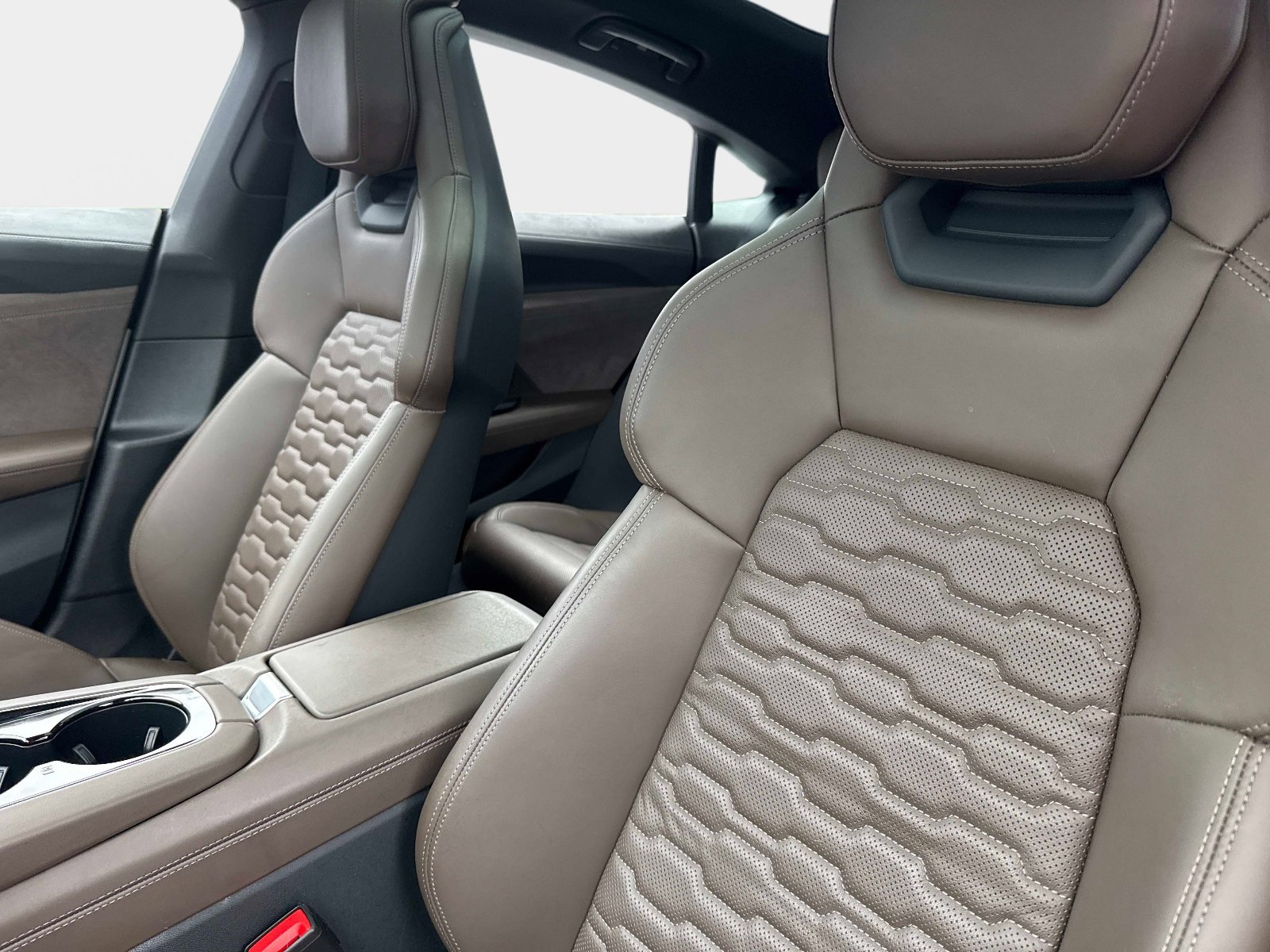 Used 2023 Audi e-tron GT Prestige image 22