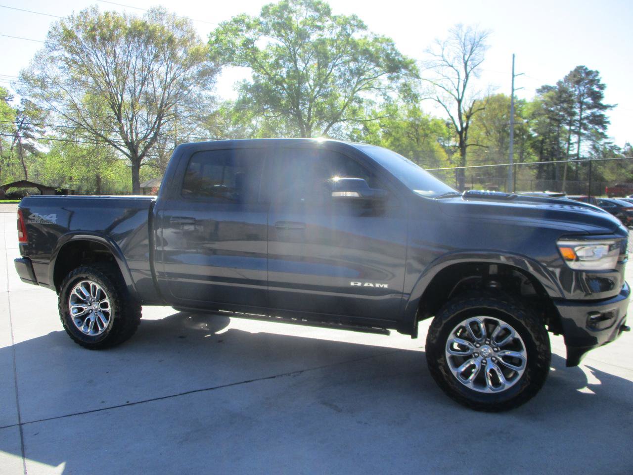 Used 2019 RAM 1500 Laramie w/ Sport Appearance Package AWD/4WD image 9