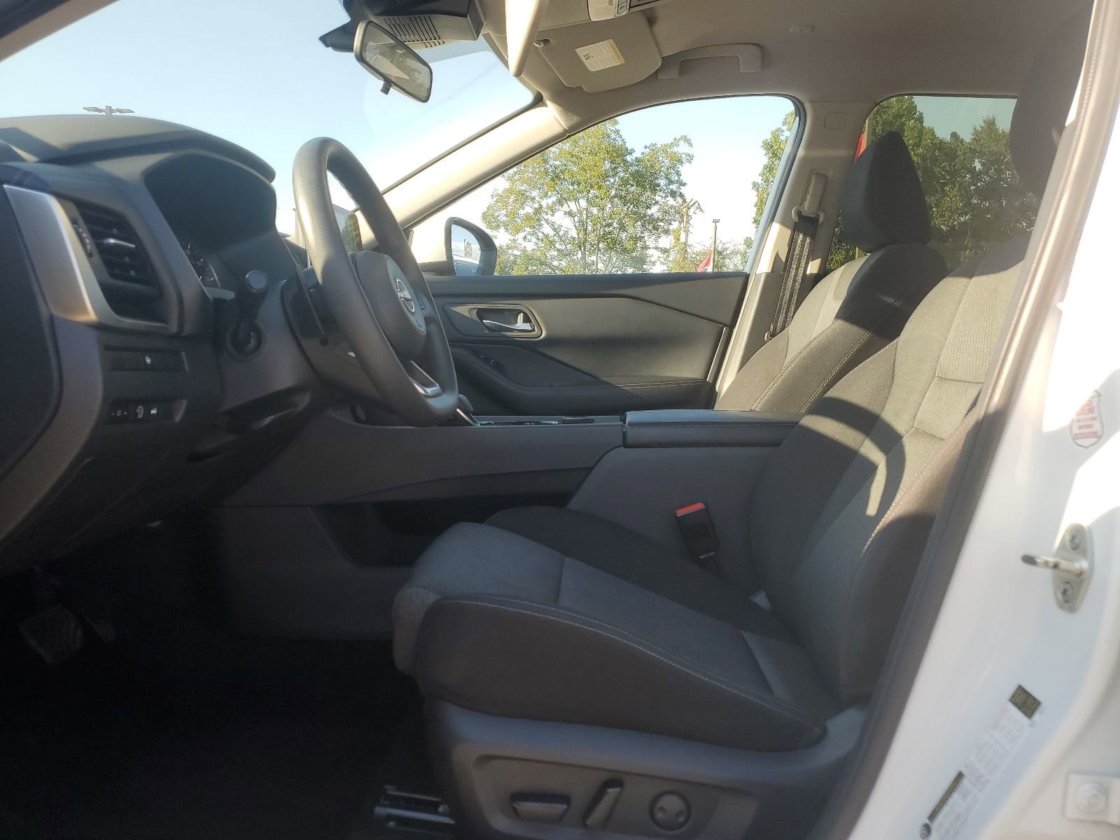 Used 2024 Nissan Rogue SV image 8